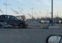 Автоледи на иномарке врезалась в столб на парковке торгового центра 