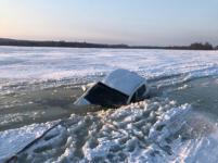Внедорожник провалился под лед на Волге в Воротынском районе  