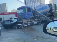 Бетономешалка раздавила Toyota Camry в Нижнем Новгороде 