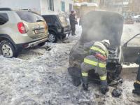 Один автомобиль сгорел и два пострадали на парковке в Верхних Печерах 