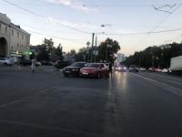 Две иномарки столкнулись у Средного рынка в Нижнем Новгороде 