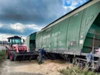 Локомотив и вагон грузового поезда сошли с рельсов в Арзамасе 