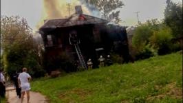 Двухэтажный деревянный дом горит в Канавинском районе 