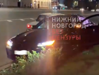 Водитель дрифтующего BMW протаранил бордюр на площади Минина 
