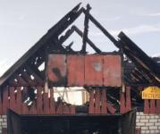Пожар охватил частный дом с баней и гаражом на Бору 