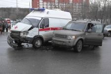 "Скорая помощь" столкнулась с внедорожником у областной детской клинической больницы в Нижнем Новгороде  