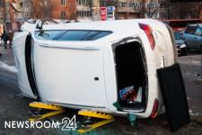 Автомобиль перевернулся на улице Белинского в Нижнем Новгороде 