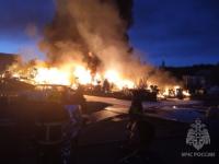 МЧС показало видео мощного пожара в Нижнем Новгороде 