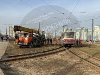 Трамвай сошёл с рельсов и устроил пробку на Комсомольской площади 