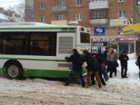 Пассажирам пришлось самим толкать автобус-гармошку в Нижнем Новгороде 