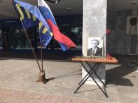 Стихийный мемориал в память о Жириновском появился в Нижнем Новгороде 
