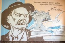 Мурал с портретом Горького открыли в нижегородской гимназии №17 