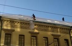 Глыба льда упала на ребенка на Нартова в Нижнем Новгороде 