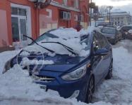 Упавшая с крыши снежная глыба раздавила автомобиль в центре Нижнего Новгорода 