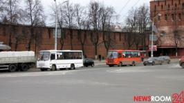 Автобус и маршрутка столкнулись на улице Новикова Прибоя 