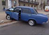 Пьяный водитель ВАЗа врезался в столб на остановке в центре Сормова   