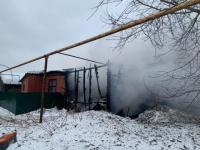 Опубликованы фото с места пожара дома под расселение в Володарском районе 