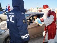 Полицейский Дед Мороз поздравил нижегородских водителей с новогодними праздниками 