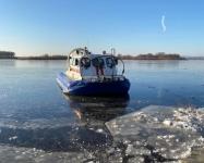 Водолазы начали поиски провалившегося под лед снегохода на Бору 