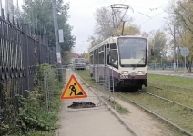 Трамвай №417 сбил обходившую яму женщину на улице Обухова
 