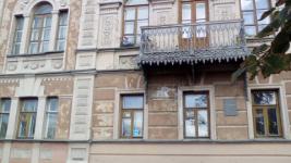 Демонтажные работы по фасаду проводятся в доме-музее Добролюбова в Нижнем Новгороде 