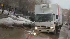 Два грузовика провалились за два дня в одну яму в Нижнем Новгороде 