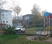 Нижегородец обрушил столб на детскую площадку 