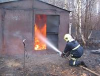 Двое нижегородцев пострадали при пожаре в гаражном боксе 