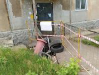 Гигантская яма образовалась у подъезда многоквартирного дома в Дзержинске 