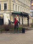 Скульптуру художника на Рождественской в Нижнем Новгороде утеплили к зиме 