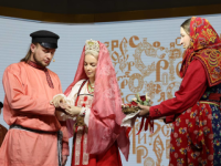 Нижегородская пара сыграла свадьбу по старинным обычаям на выставке в Москве 