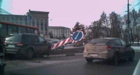 Внедорожник снес дорожный знак на площади Горького 