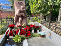 Памятник хоккеисту Александру Скворцову установили на Бугровском кладбище 