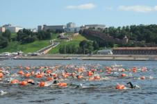 Нижегородец Петр Старостин победил в заплыве через Волгу 