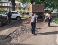30-летнюю яму в Ленинском районе засыпали гранулятом 