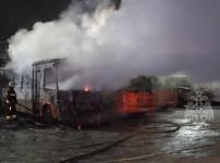 Два автобуса сгорели утром на стоянке в Автозаводском районе 