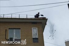 Нижегородцы обсуждают чистку школьниками снега на крыше 