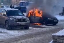 Иномарка сгорела на улице Акимова в Нижнем Новгороде   