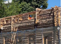 Рабочие завершают укладку сруба «Дома с болью» в Нижнем Новгороде 
