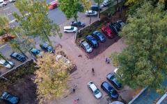 Автомобили паркуются на газонах возле нижегородской «Швейцарии»  