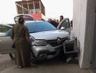 Водитель Renault потеряла сознание и врезалась в нижегородский ЦУМ 
