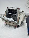 Мусоровозы застревают в снегу у контейнерных площадок в Нижнем Новгороде
 