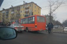 Маршрутка врезалась в бордюр тратуара в Нижнем Новгороде 