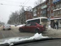 Иномарка врезалась в маршрутку на остановке на улице Бекетова в Нижнем Новгороде 