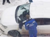 Мужчина упал с высоты на припаркованную машину в Нижнем Новгороде 