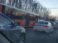Автобус и четыре легковушки столкнулись у Мызинского моста 