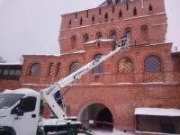 Крышу башни в Нижегородском кремле очистили после падения сосульки на мужчину 