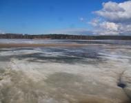Мужчина провалился под лед на Горьковском море 20 марта 