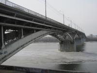 Двое рабочих упали в воду со Стригинского моста 