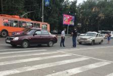 Волга "догнала" Ладу на пл. Свободы в Нижнем Новгороде 